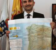 Alfredo del Campo co mapa dos Caminos de Santiago.