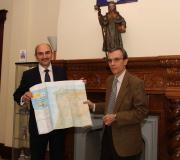 Del Campo e Ortiz mostran orgullosos co novo mapa Caminos de santiago en la Península Ibérica.