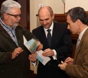 Jorge Martínez-Cava con Alfredo del Campo e José Antonio Ortiz admiran a edición recentemente impresa.