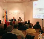 Un momento da conferencia, con público.