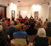Un momento da conferencia de Díaz Bustamante, con público.