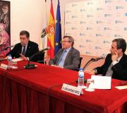 Díaz de Bustamante, Jiménez e Ortiz, na mesa.