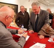 E .Feijóo asinando libros.