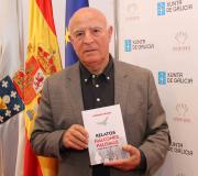 Eugenio Feijóo, co seu último libro.