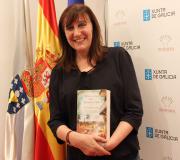 Elisa Vázquez de Gey, pousando co seu libro.