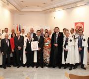 Directivos e membros da Orde do Camiño de Santiago co delegado da Xunta, José Ramón Ónega, o embaixador Koshikawa e o dominicano (2º dcha).