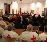 Un momento do acto, con público.
