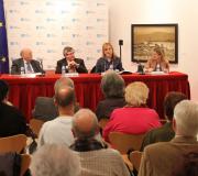Un momento da conferencia, con público.
