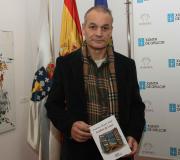 O poeta Francisco Állvarez KOKI con seu libro SOMBRA DE LUNA