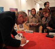 O autor KOKI firmando exemplares de SOMBRA DE LUNA.
