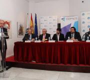 Mesa da presentación con J. Lage intervindo desde o atril.