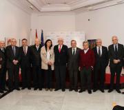 Os intervenientes na presentación con destacados lucenses que acudiron ao acto.