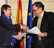 Saúdo tras a firma do convenio.
