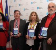 1. Alicia Esteban, Ramón Jiménez, Mercedes Aguirre e José María de la Torre posan sonrintes cos exemplares do libro CUENTOS DE LA MITOLOGÍA CELTA .