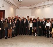 Pousado de grupo en torno ao delegado da Xunta, José Ramón Ónega, o embaixador Lyu Fan e o presidente de Cátedra Chinesa, Marcelo Muñoz.