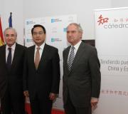 O delegado da Xunta, José Ramón Ónega, o embaixador Lyu Fan e o presidente de Cátedra Chinesa, Marcelo Muñoz.