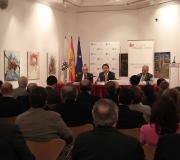 Un momento da intervención do embaixador chinés, con público.