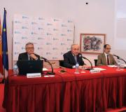 Na mesa os profesores Uxío Labarta e Antonio Villalba flanqueando ao delegado da Xunta, J.R. Ónega.