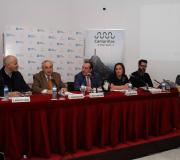 2. Na mesa do acto de presentación, e de esquerda a dereita, Modesto Lomba, o delegado da Xunta en Madrid José Ramón Ónega, o alcalde Manuel V. Alonso, a concelleira Sandra Ínsua, o deseñador Juanjo Gómez e a palilleira Bea Dios.