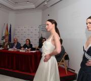 4. As modelos coa mesa de presentación.