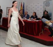 5. Unha das modelos desfila cun traxe de Modesto Lomba.