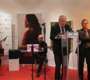 O delegado da Xunta, José Ramón Ónega, presentando á cantante.