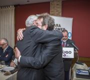 3. José Ramón Ónega e Cheché Real fúndense nun emotivo abrazo.