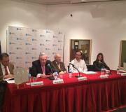 2. Na mesa, Vicente Araguas, poeta; José Ramón Ónega, delegado da Xunta en Madrid; José Manuel Romay, presidente do Consello de Estado; o poeta e corrdinador do libro, Suso Díaz; e a poeta e a profesora e poeta, Lorena Rei.