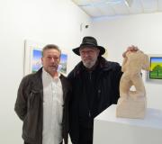 A. Martínez y E. Ortún ante algunhas das súas obras.
