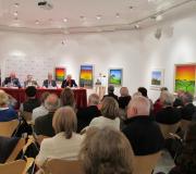Un momento de la presentación, con público.