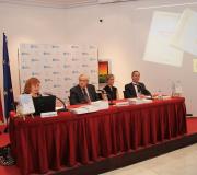 2.De es. a d. María Luisa Clemente, o delegado da Xunta en Madrid José Ramón Ónega, a secretaria xeral de Inmigración e Emigración Marina del Corral e o presidente do CGCEE Eduardo Dizy.