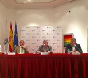 2. Vicente Araguas, Ramón Jiménez e Francisco Rodríguez na mesa de  presentación.