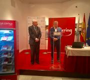 1. El delegado da Xunta José Ramón Ónega e o dr. xral de Airas Catering, Xabier Freire no acto de presentación, con parte dos produtos, a esquerda.