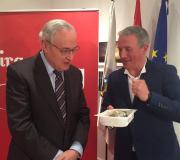 3. O delegado da Xunta, José Ramón Ónega e Xabier Freire observan un prato de lubina recién aberto.