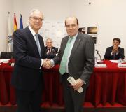 Lema Devesa saúda ao homenaxeado tras entregarlle o diploma que acompaña á Insignia de Ouro de Iurisgama. (M. Seixas)