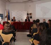 2. A mesa, con parte do público que asistiu á Casa de Galicia.