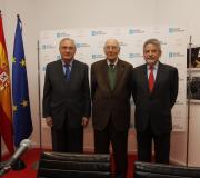 1. De esquerda a dereita, o delegado da Xunta en Madrid José Ramón Ónega, o presidente do Consello de Estado, José Manuel Romay e o conferenciante, Xesús Palmou. (FOTO LALIN PRESS)