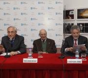 1. Na mesa, de  esquerda a dereita, o delegado da Xunta en Madrid José Ramón Ónega, o presidente do Consello de Estado, José Manuel Romay e o conferenciante, Xesús Palmou. (FOTO LALIN PRESS)