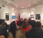 3. A mesa con parte do público que asistiu ao acto.
