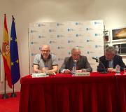 1. Na mesa, de esquerda a dereita, Miguel Anxo Seixas Seoane, o  delegado da Xunta en Madrid José Ramón Ónega e Xesús Palmou.