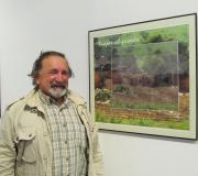 Fernández Liz ante unha das súas obras.
