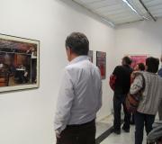 Algúns invitados vendo a obra de Fernández Liz.