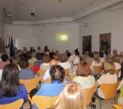 Un momento de la presentación de la novela, con parte del numeroso público, que llenó la sala.