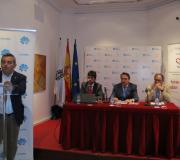 Masaguer, presentando la jornada, y, en la mesa, los ponentes Sainz, Alonso y Gil.