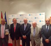 1. Na imaxe, de esquerda a dreita, o autor Santiago Lorenzo Sueiro, o delegado da Xunta en Madrid e director da Casa, José Ramón Ónega; o presidente do  Consello de Estado, José Manuel Romay, o xurista e escritor, Enrique Santín e o presidente de AEGAMA, Julio Lage.