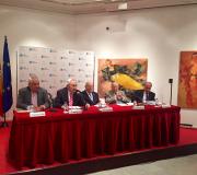 2. Na mesa,  de esquerda a dreita, o autor Santiago Lorenzo Sueiro, o delegado da Xunta en Madrid e director da Casa, José Ramón Ónega; o presidente do  Consello de Estado, José Manuel Romay, o xurista e escritor, Enrique Santín e o presidente de AEGAMA, Julio Lage.