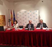 1. Na mesa, María José Pintor, secretaria de AEGAMA; Julio Lage, presidente y el tesorero, Gaspar de Vicente.