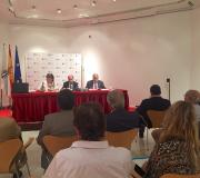 2. Parte dos asistentes cona mesa integrada por María José Pintor, secretaria de AEGAMA; Julio Lage, presidente e o  tesoreiro, Gaspar de Vicente.