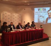 2. Henrique Alvarellos, Rivas Fontán, o delegado da Xunta en Madrid José Ramón Ónega, Adrián Rodríguez e Manuel Jabois coa proxección de imaxes significativas da vida política de Fontán.