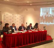 3. Henrique Alvarellos, Rivas Fontán, o delegado da Xunta en Madrid José Ramón Ónega, Adrián Rodríguez e Manuel Jabois coa proxección de imaxes  do libro.